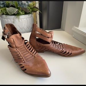 Unique leather shoes - strappy pointed toe boot